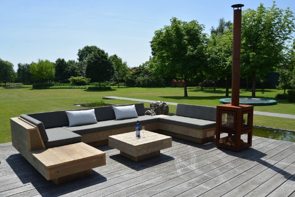 Lounge-Set aus Gerüstbauholz mit gemütlicher Atmosphäre