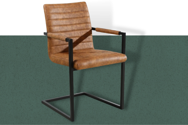 Der Stuhl Ameland passt mit dem Lederbezug perfekt zur industriellen Einrichtung